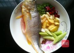 红烧大黄鱼的做法图解1