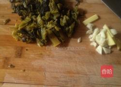 酸菜鱼头汤的做法图解1