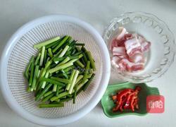 蒜苗炒肉的做法图解1