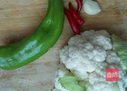 辣椒炒花菜的做法图解1