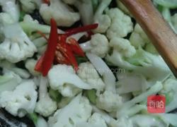 辣椒炒花菜的做法图解7