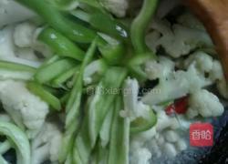 辣椒炒花菜的做法图解8