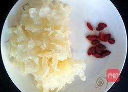 百合银耳莲子汤的做法图解2