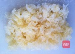 百合银耳莲子汤的做法图解3