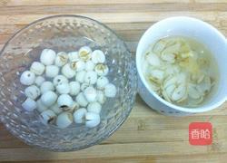 百合银耳莲子汤的做法图解4