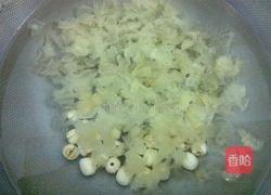 百合银耳莲子汤的做法图解5