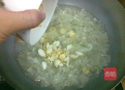 百合银耳莲子汤的做法图解6