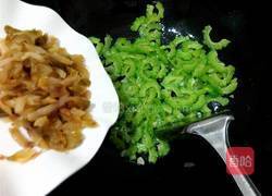 榨菜炒苦瓜的做法图解4