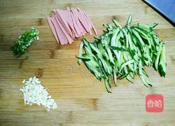 凉拌木耳火腿黄瓜丝的做法图解2