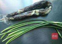 蒜苗炒腊肠的做法图解1
