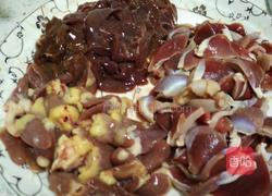 芹菜炒鸡杂的做法图解1