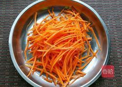 红萝卜玉米面饼的做法图解2