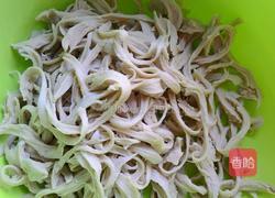 手撕面筋爆炒青椒的做法图解2