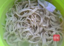 手撕面筋爆炒青椒的做法图解3