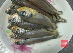 炸小黄鱼的做法图解2