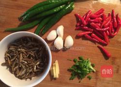 小银鱼炒辣椒的做法图解1