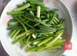 蚕豆炒蒜苗的做法图解2