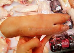 猪脚莲藕汤的做法图解1