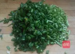 Illustration of how to make steamed buns stuffed with chives 1