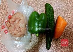 青椒黄瓜炒肉的做法图解1