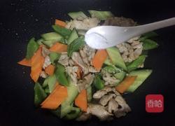 青椒黄瓜炒肉的做法图解8