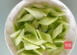 西芹木耳白玉菇的做法图解1