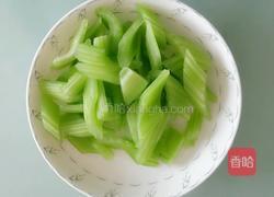 西芹木耳白玉菇的做法图解2