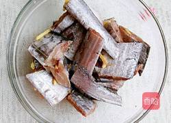 剁椒蒸带鱼的做法图解3