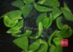 嫩滑牛肉炒青椒的做法图解2