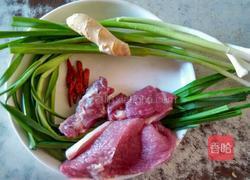 蒜苗炒肉的做法图解1