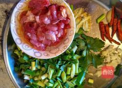 蒜苗炒肉的做法图解2