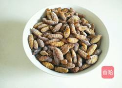 香辣开边蚕蛹的做法图解1