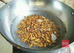 香辣开边蚕蛹的做法图解3