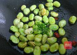 葱炒蚕豆的做法图解4