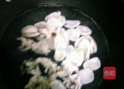 韭菜小炒墨鱼仔的做法图解3