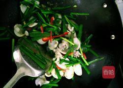 韭菜小炒墨鱼仔的做法图解3