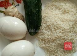 皮蛋黄瓜粥的做法图解1