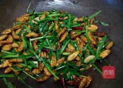 蚕蛹炒韭菜的做法图解6