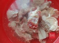 红烧排骨土豆的做法图解1