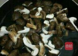 香菇炖鸡腿的做法图解2