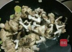 香菇炖鸡腿的做法图解4