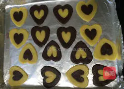 Illustration of how to make heart-shaped two-color cookies 14