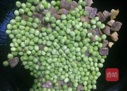 豌豆炒腊肉的做法图解7