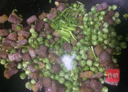 豌豆炒腊肉的做法图解8