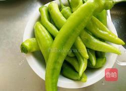 虎皮酿肉尖椒的做法图解1