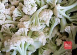 番茄炒菜花的做法图解1