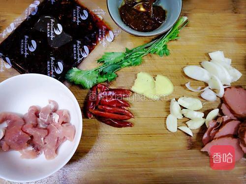 里脊肉切片用料酒、淀粉抓一下、姜切片、葱切段、蒜切片、火腿切片、香菜切段。