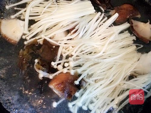 另起锅烧一锅开水放入金针菇、香菇、木耳、芹菜过水，煮1~2分钟捞出来空干水分备用。