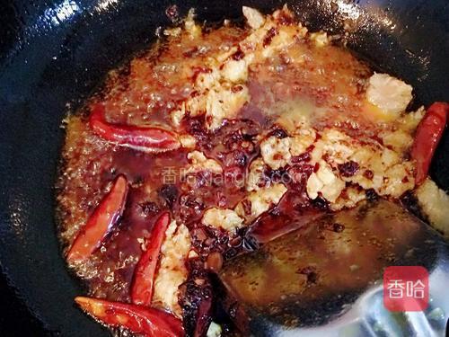 然后放入麻辣香锅料和豆瓣酱翻炒。