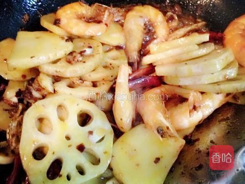 接着再放入大虾和土豆片翻炒。